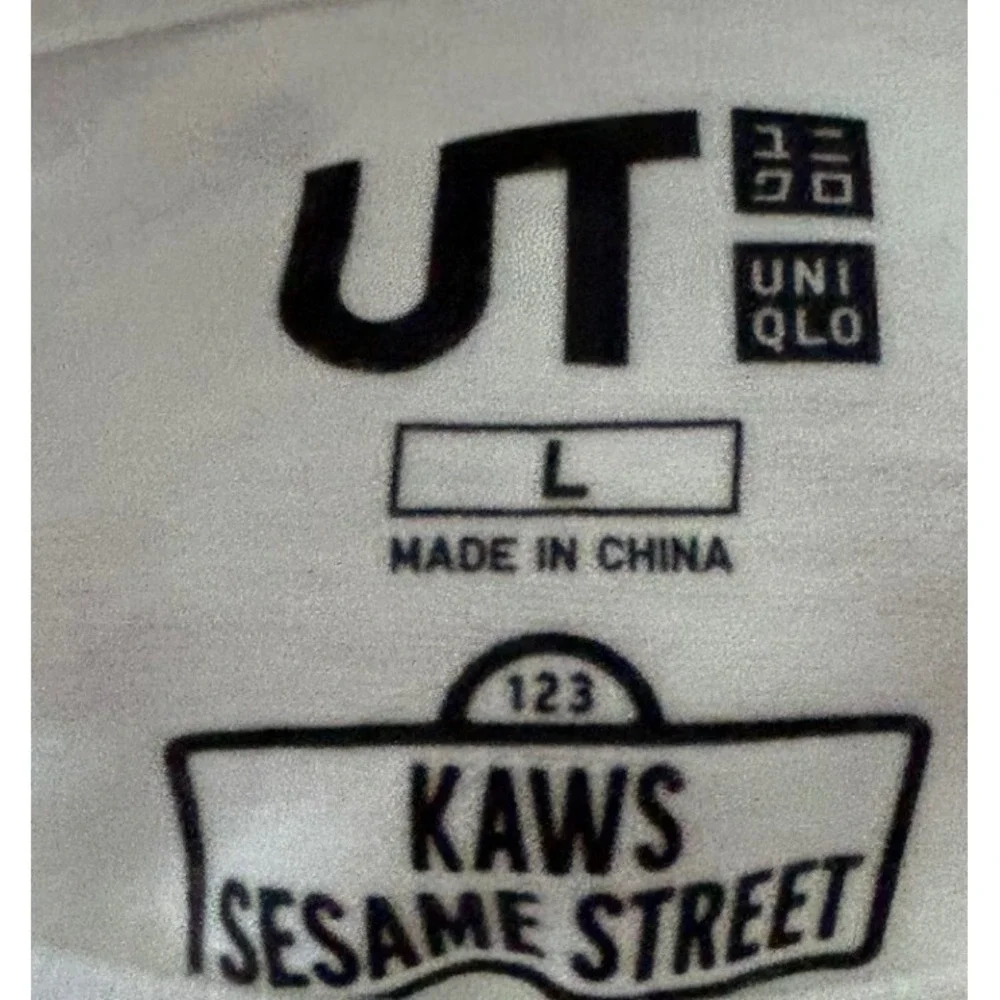 Streetwear Uniqlo X‎ KAWS Sesame Street Cookie Monster Pocket T-Shirt White SZ L